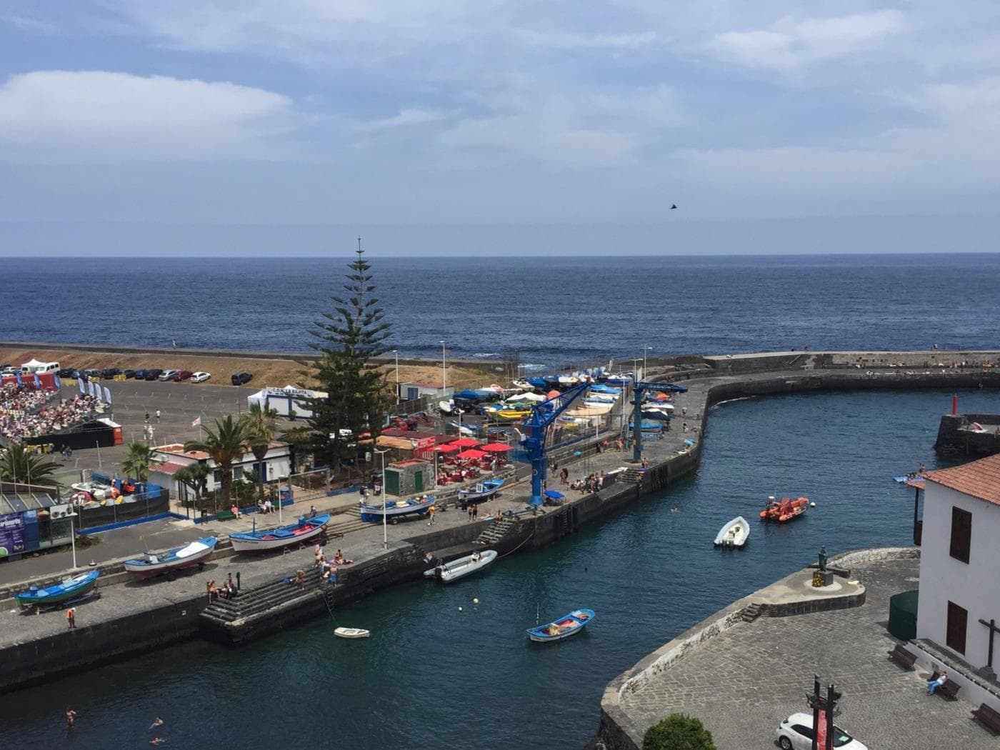 El puerto pesquero de Puerto de la Cruz visto desde los apartamentos