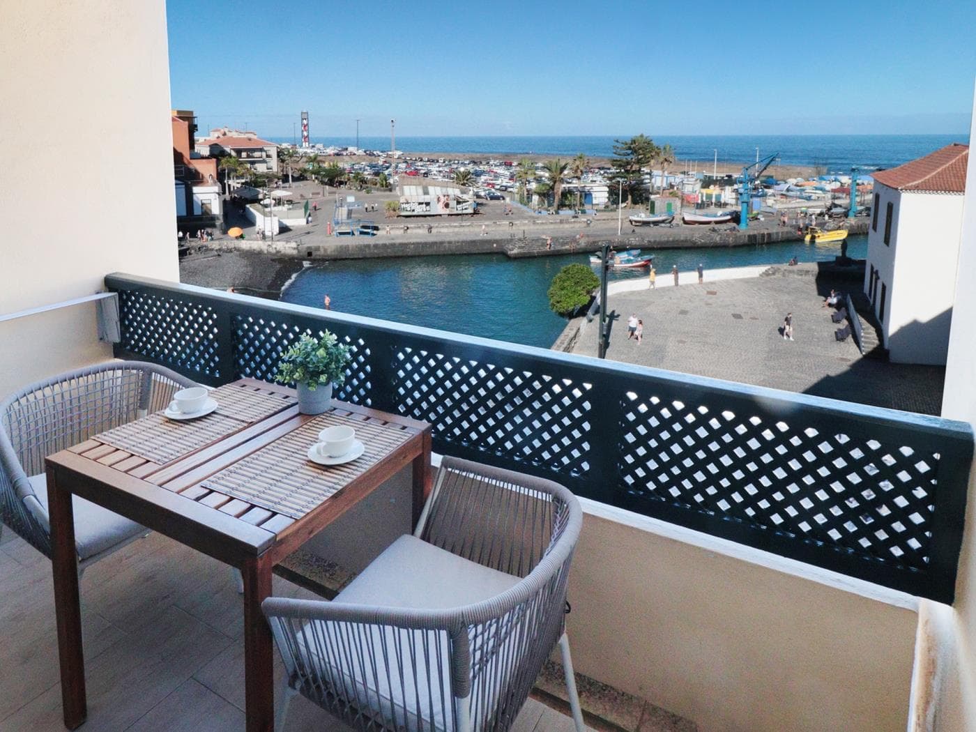 Terraza de un apartamento Sun Sea con vistas al puerto de Puerto de la Cruz